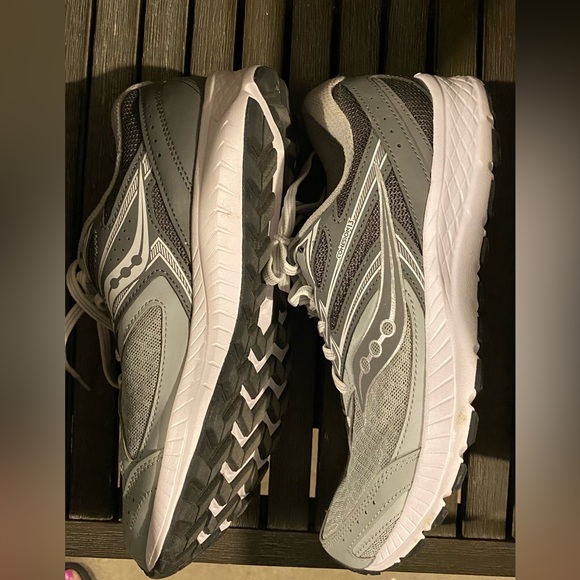 Saucony sneakers 9.5 - Picture 5 of 5